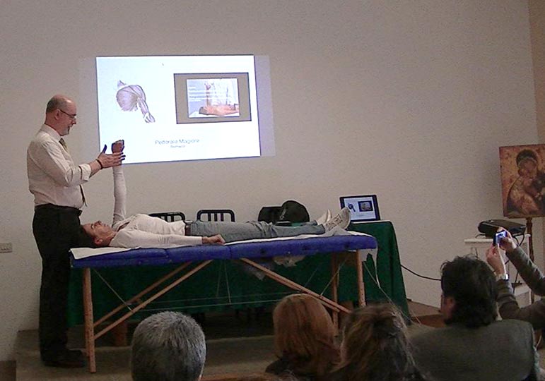 Master in “Spagyria” col Dott. Joseph Cannillo: nella foto il Docente utilizza un test dimostrativo di kinesiologia applicata 